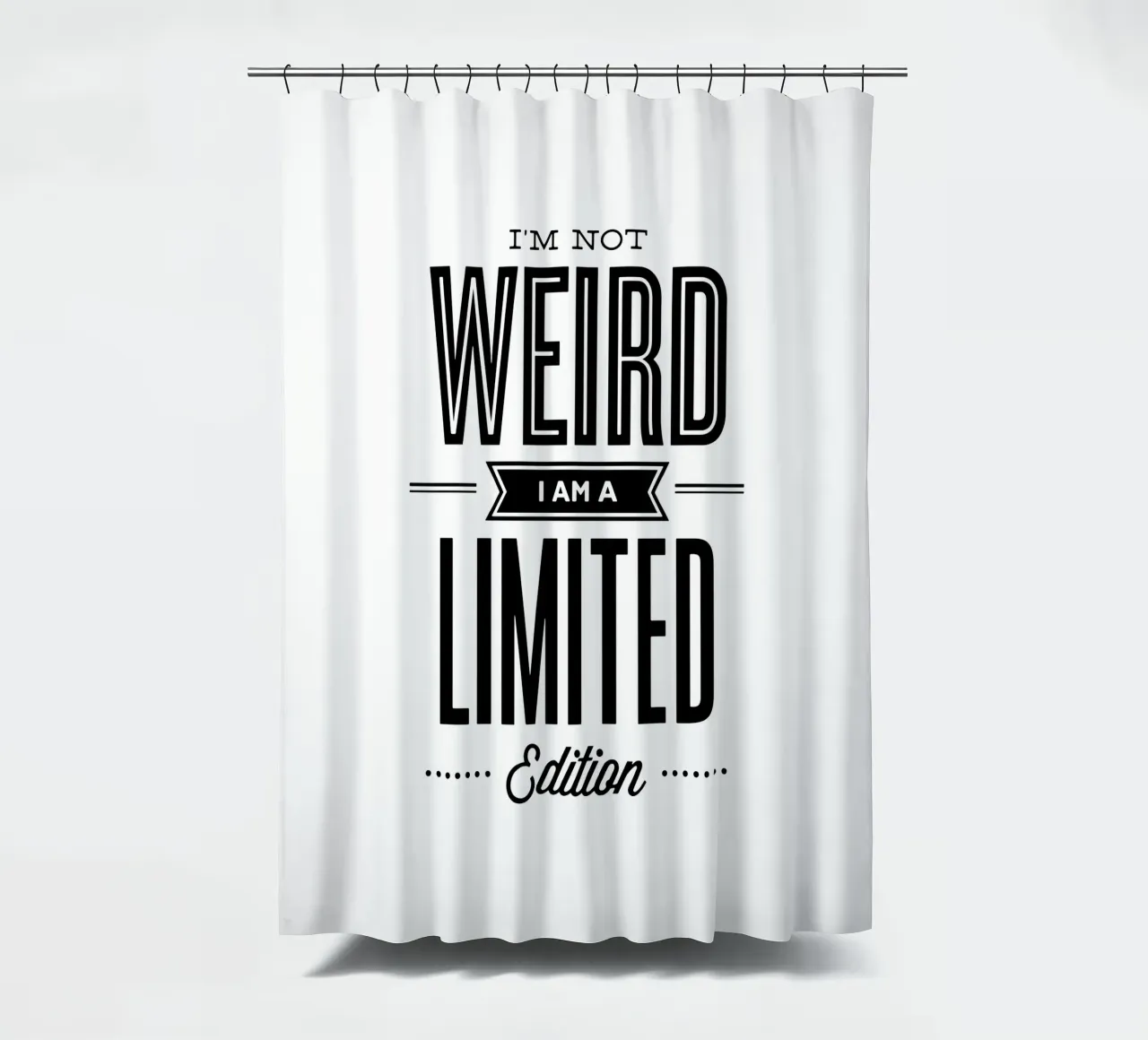 Non sono strano, sono un design tipografico in edizione limitata tenda da doccia da THE MOTIVATED TYPE