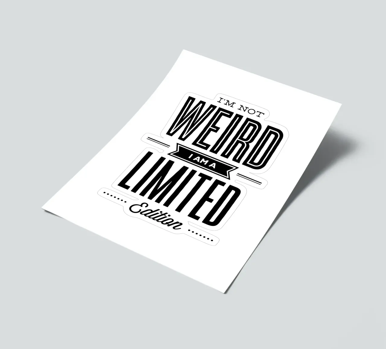 Non sono strano, sono un design tipografico in edizione limitata foglio adesivo da THE MOTIVATED TYPE