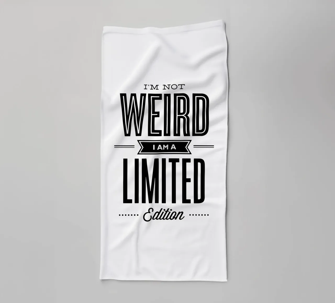 Non sono strano, sono un design tipografico in edizione limitata asciugamano da bagno da THE MOTIVATED TYPE