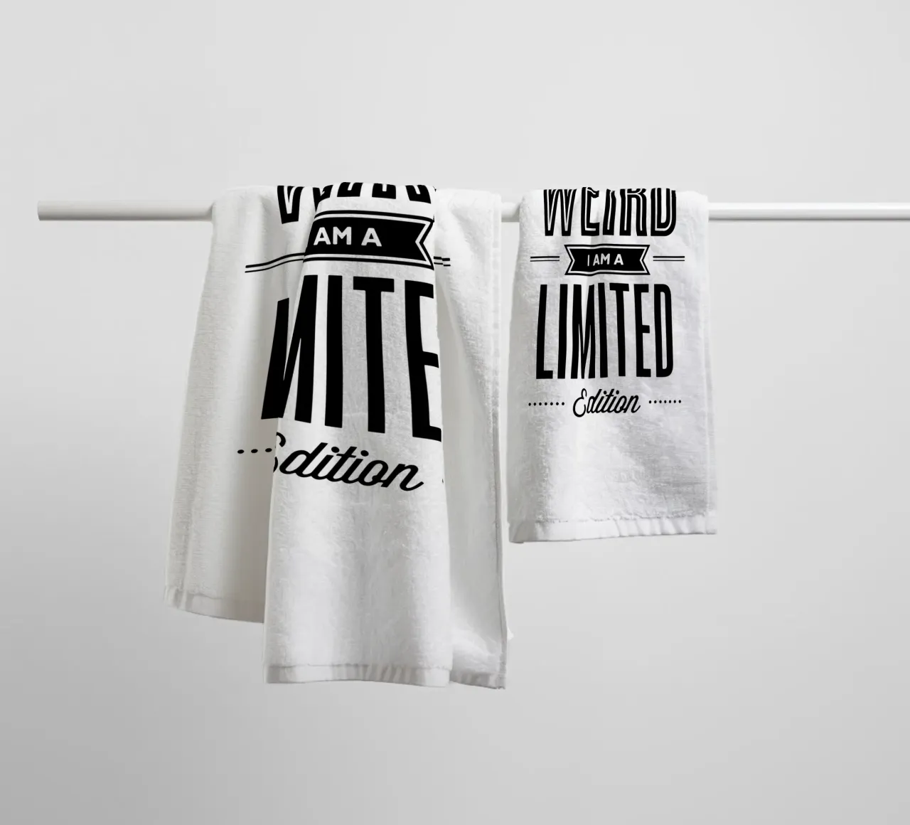 Non sono strano, sono un design tipografico in edizione limitata asciugamano da bagno da THE MOTIVATED TYPE
