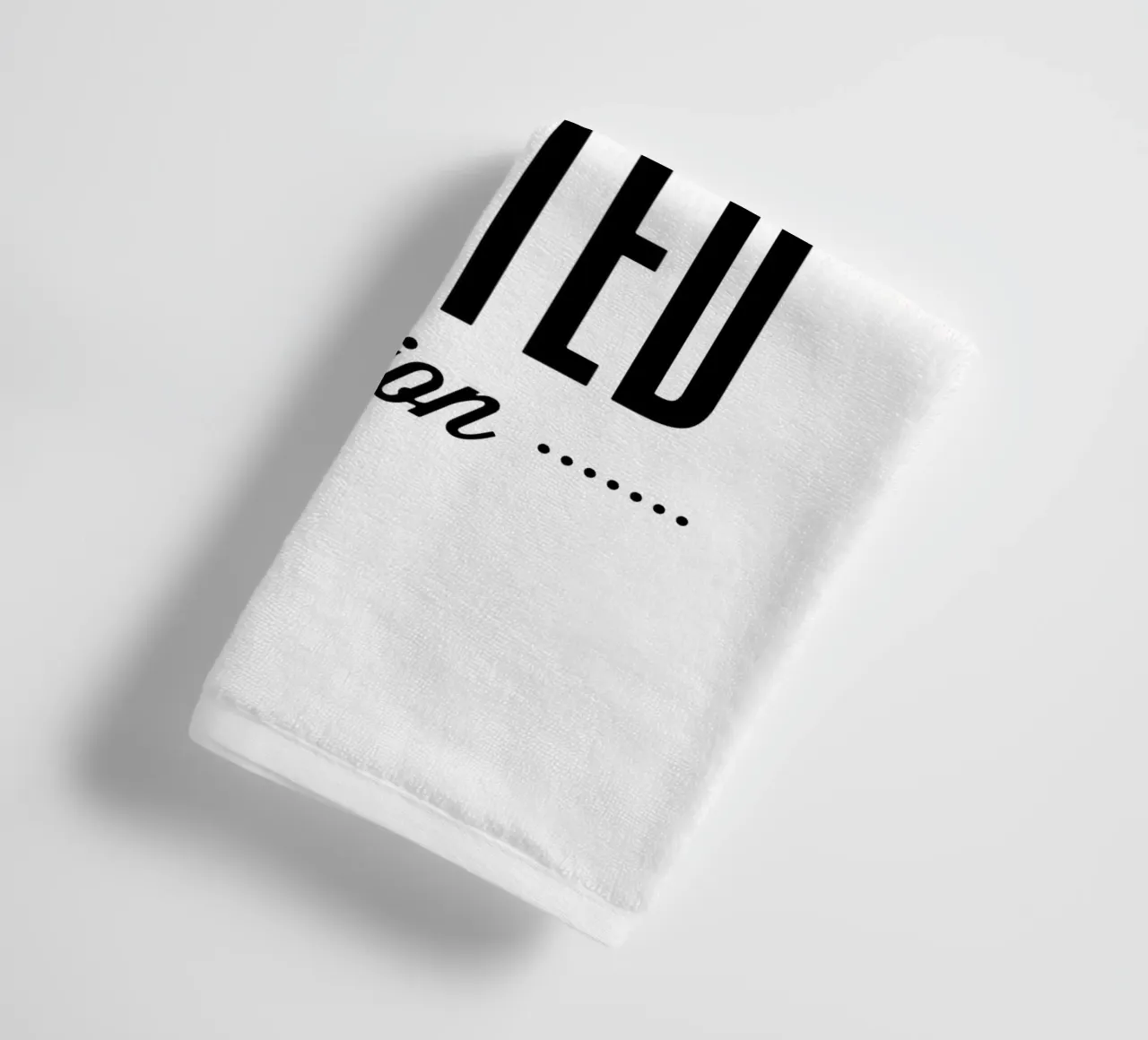 Non sono strano, sono un design tipografico in edizione limitata asciugamano da bagno da THE MOTIVATED TYPE