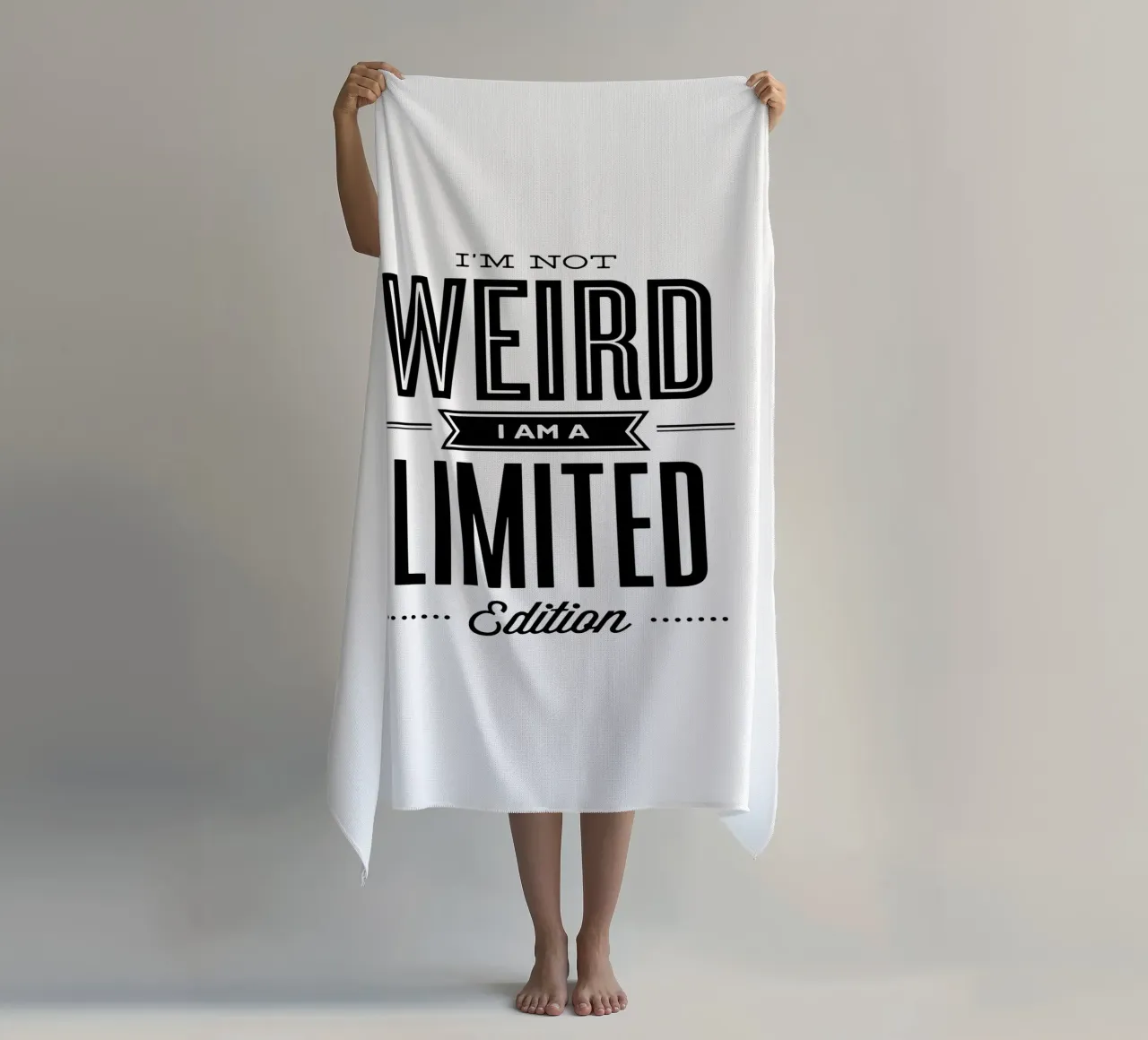 Non sono strano, sono un design tipografico in edizione limitata telo mare da THE MOTIVATED TYPE