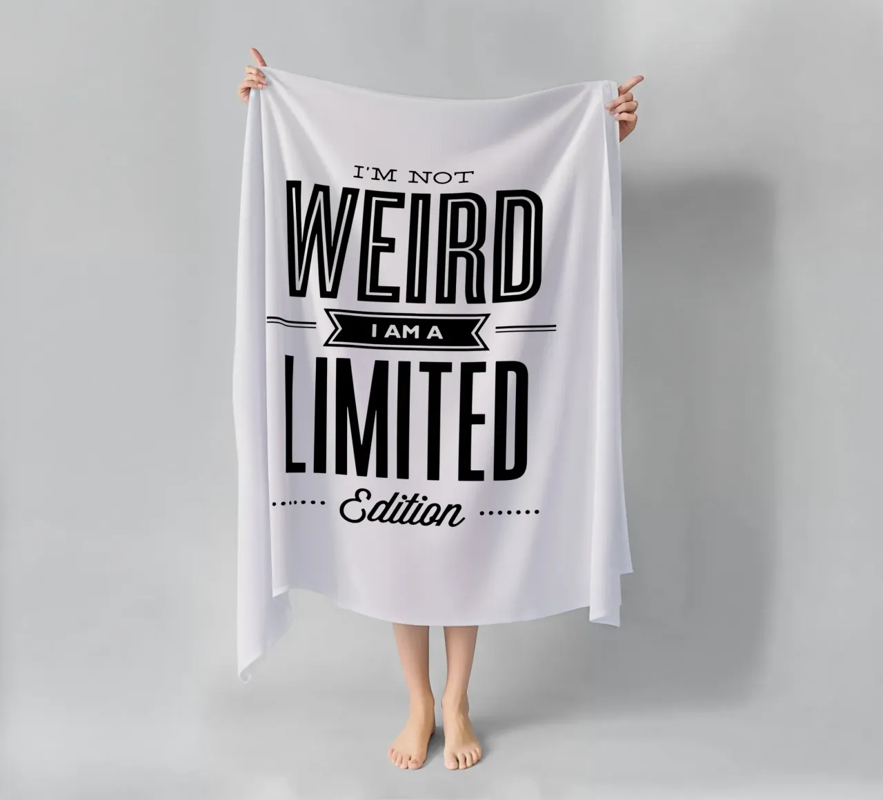 Non sono strano, sono un design tipografico in edizione limitata telo mare da THE MOTIVATED TYPE
