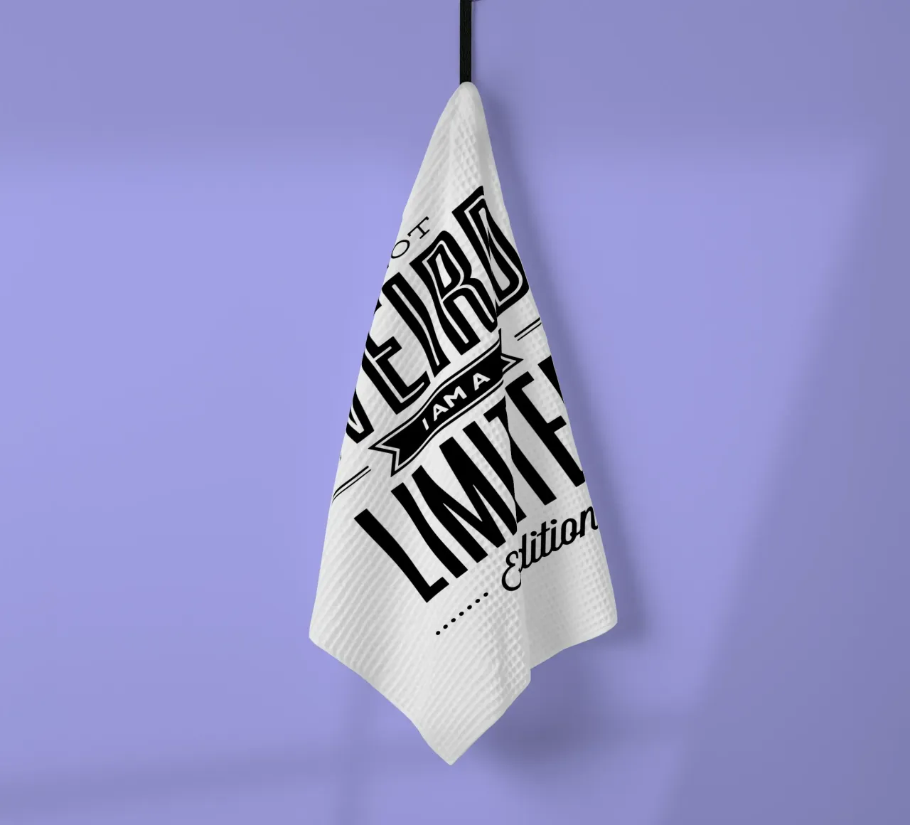 Non sono strano, sono un design tipografico in edizione limitata canovaccio da cucina da THE MOTIVATED TYPE