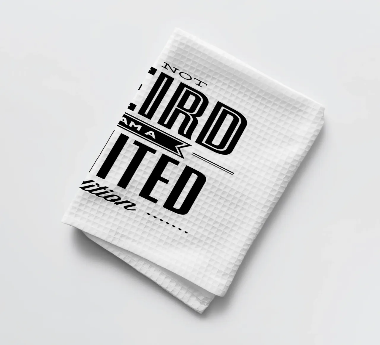 Non sono strano, sono un design tipografico in edizione limitata canovaccio da cucina da THE MOTIVATED TYPE