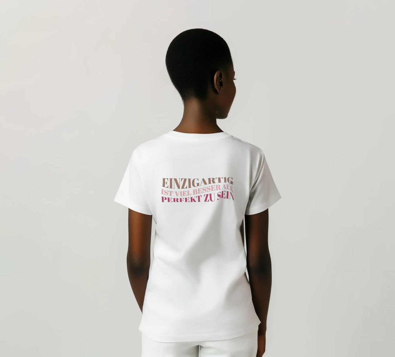 Einzigartig ist viel besser als perfekt zu sein. Motivation. T-Shirt von CalliLetters