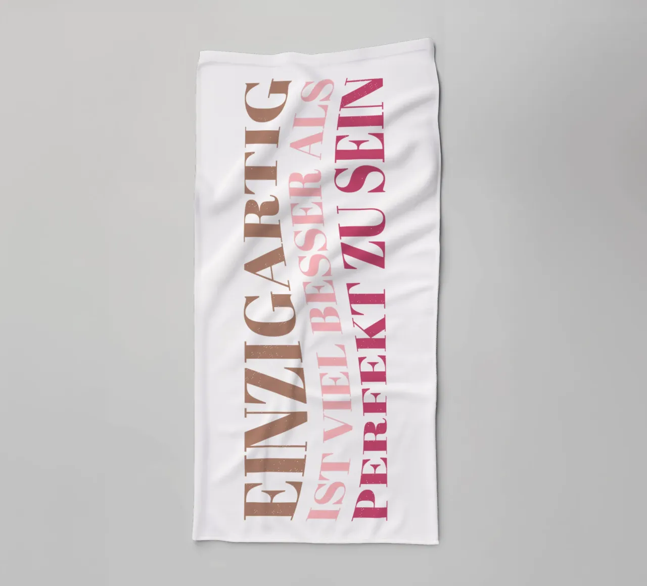 Único es mucho mejor que perfecto. Motivación. toalla de baño de CalliLetters