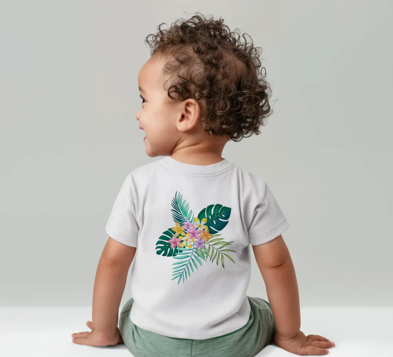 Sogno tropicale. Monstera, foglie di palma, fiori di plumeria. Esotico maglietta neonato da CalliLetters