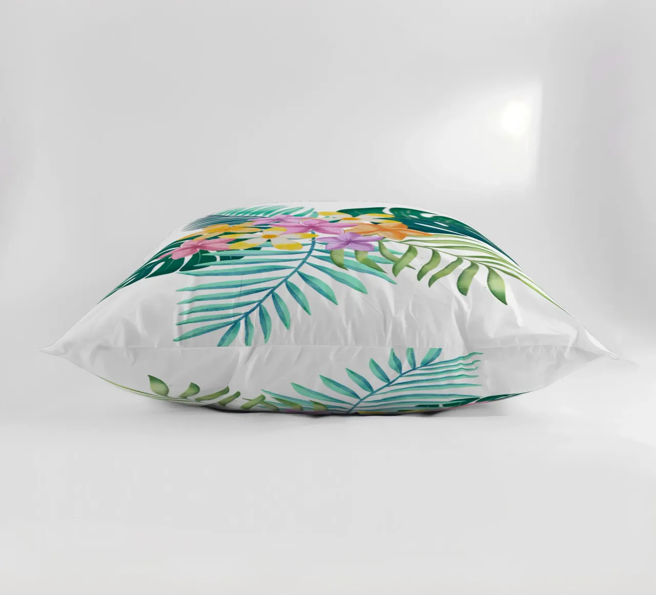 Sogno tropicale. Monstera, foglie di palma, fiori di plumeria. Esotico cuscino da CalliLetters