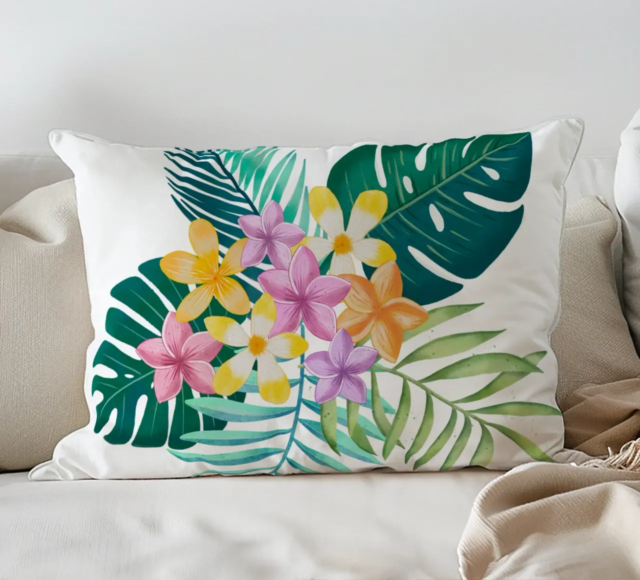 Sogno tropicale. Monstera, foglie di palma, fiori di plumeria. Esotico cuscino da CalliLetters