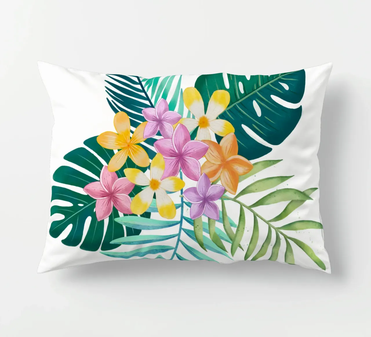 Sogno tropicale. Monstera, foglie di palma, fiori di plumeria. Esotico cuscino da CalliLetters