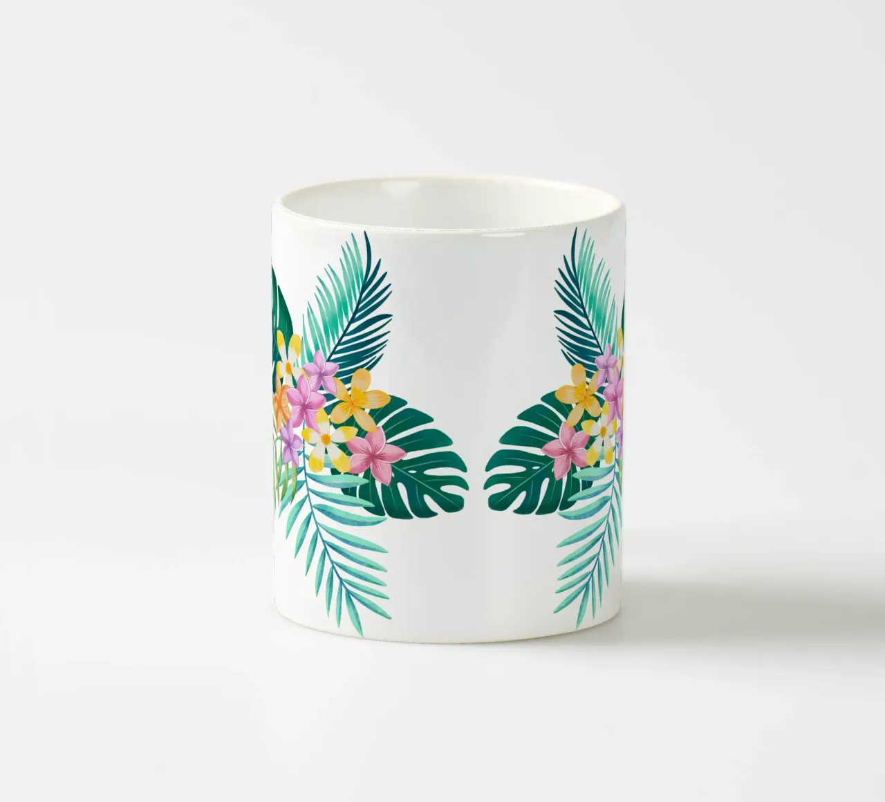 Sogno tropicale. Monstera, foglie di palma, fiori di plumeria. Esotico tazza in ceramica da CalliLetters