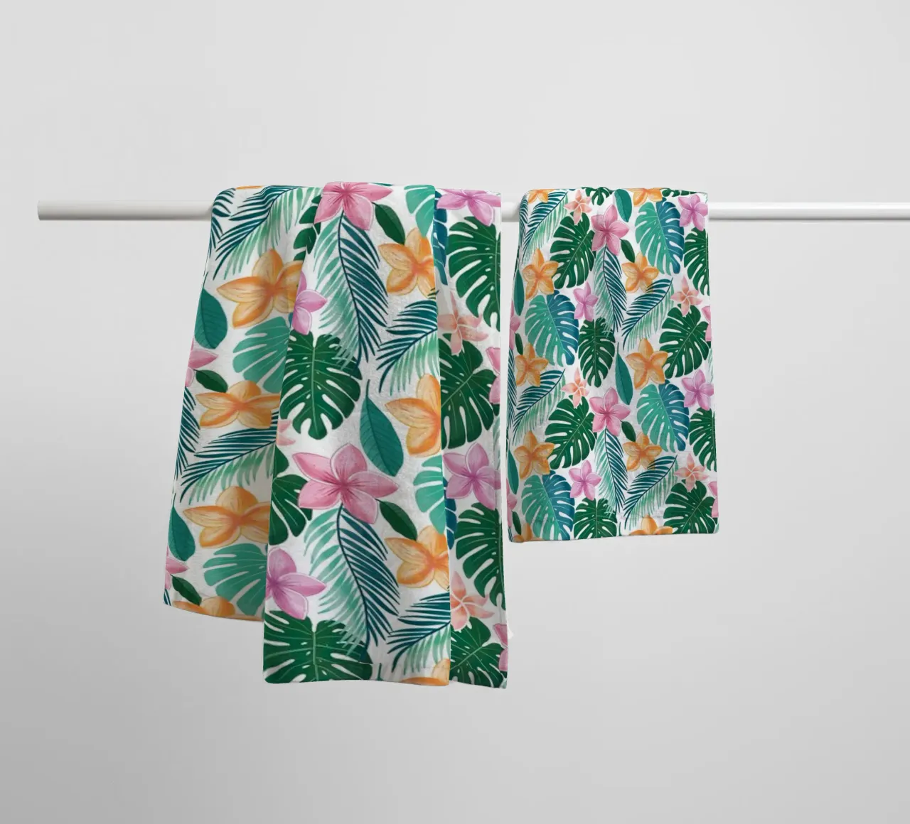 Sogno tropicale. Monstera, foglie di palma, fiori di plumeria. Esotico asciugamano da bagno da CalliLetters