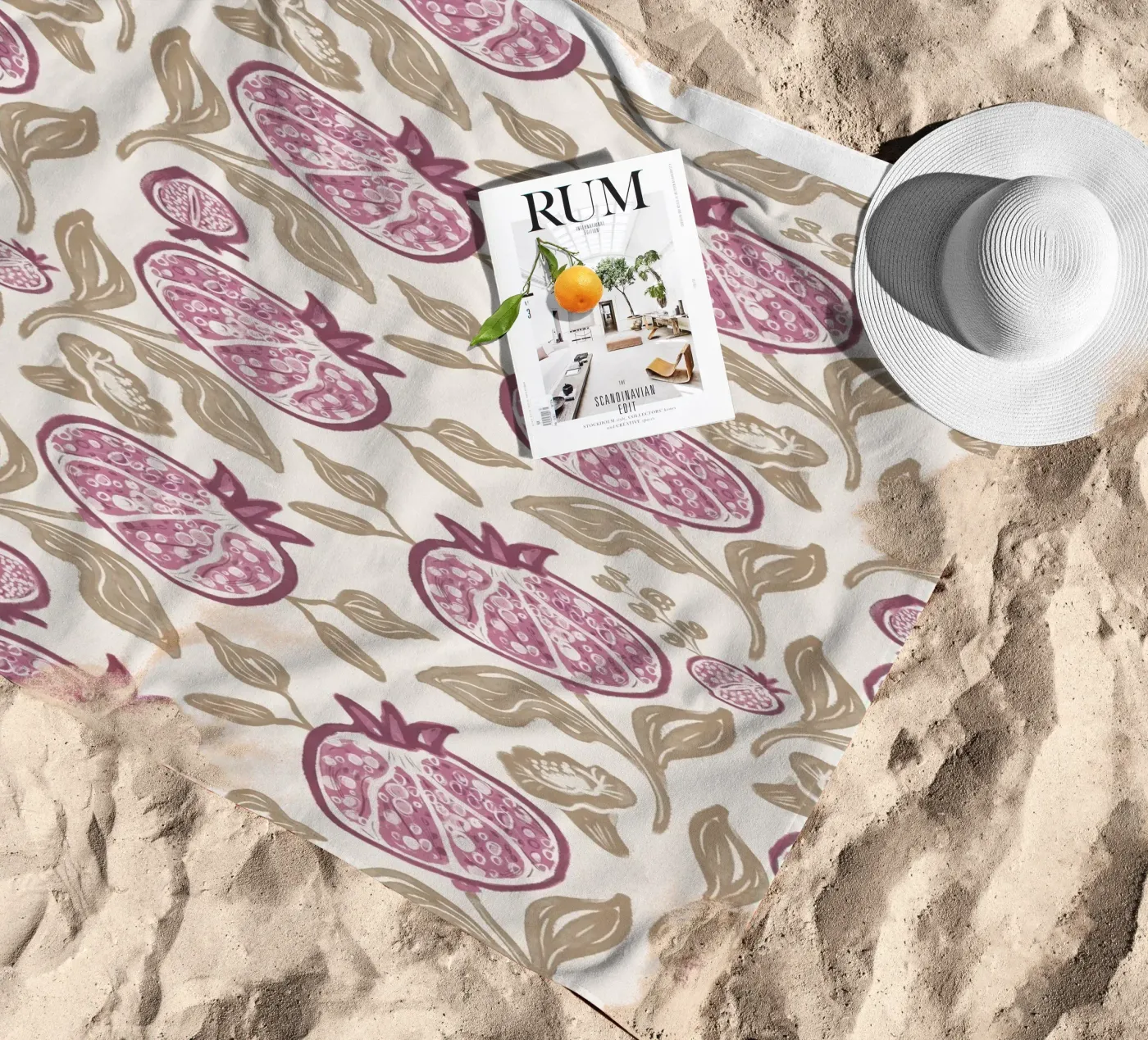 Pink Pomegranates Pattern strandhanddoek van anisillustration