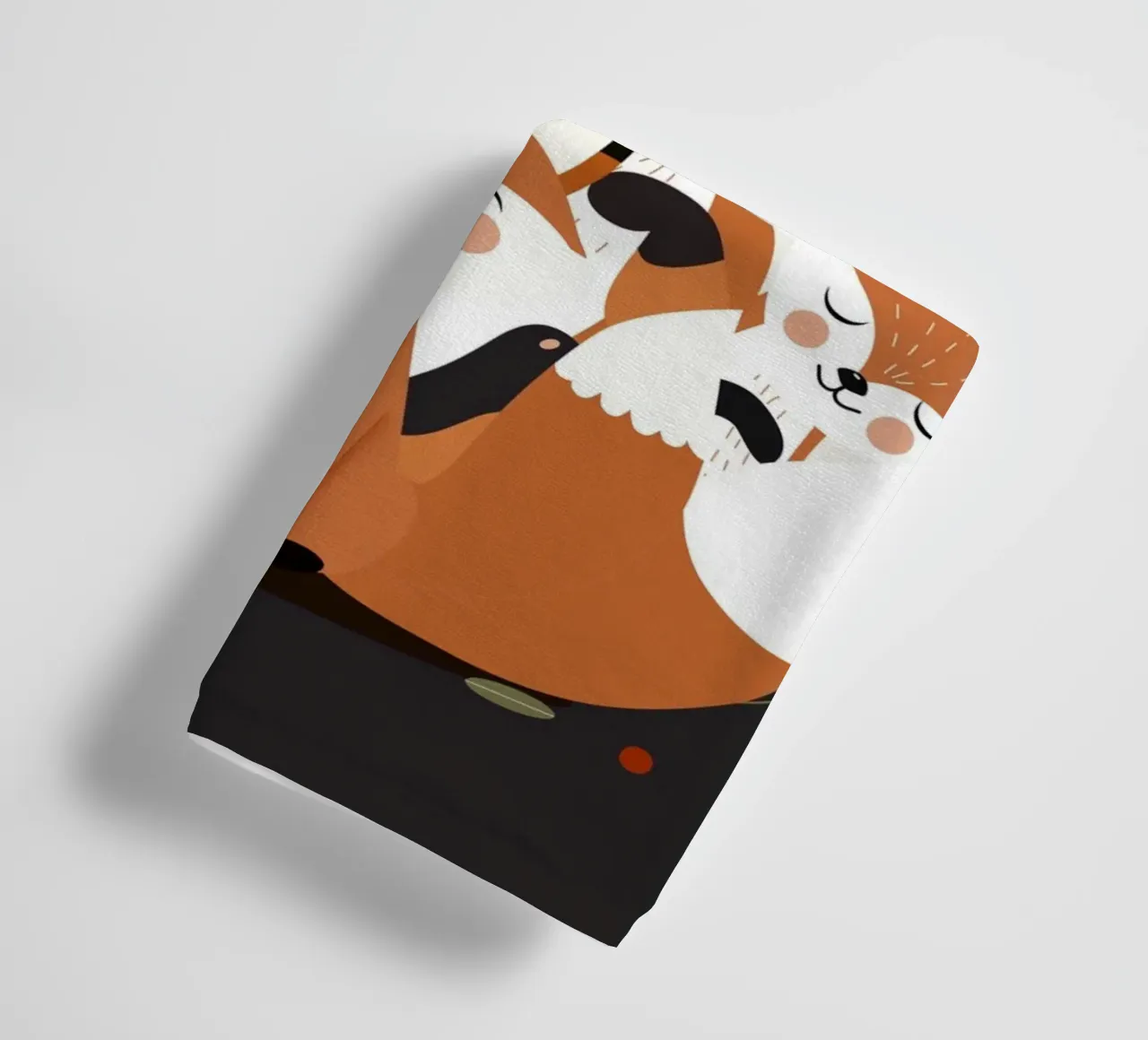 Fröhliche Fuchsfamilie – Harmonisches Waldtierdesign Handtuch von namosh