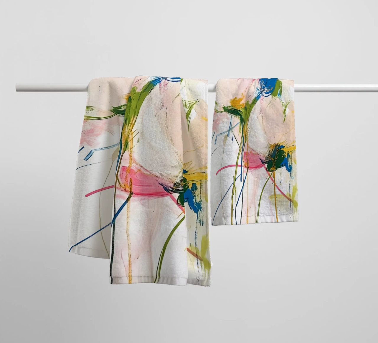 Abstrakte rosa Blumen Handtuch von Olga Wildrose