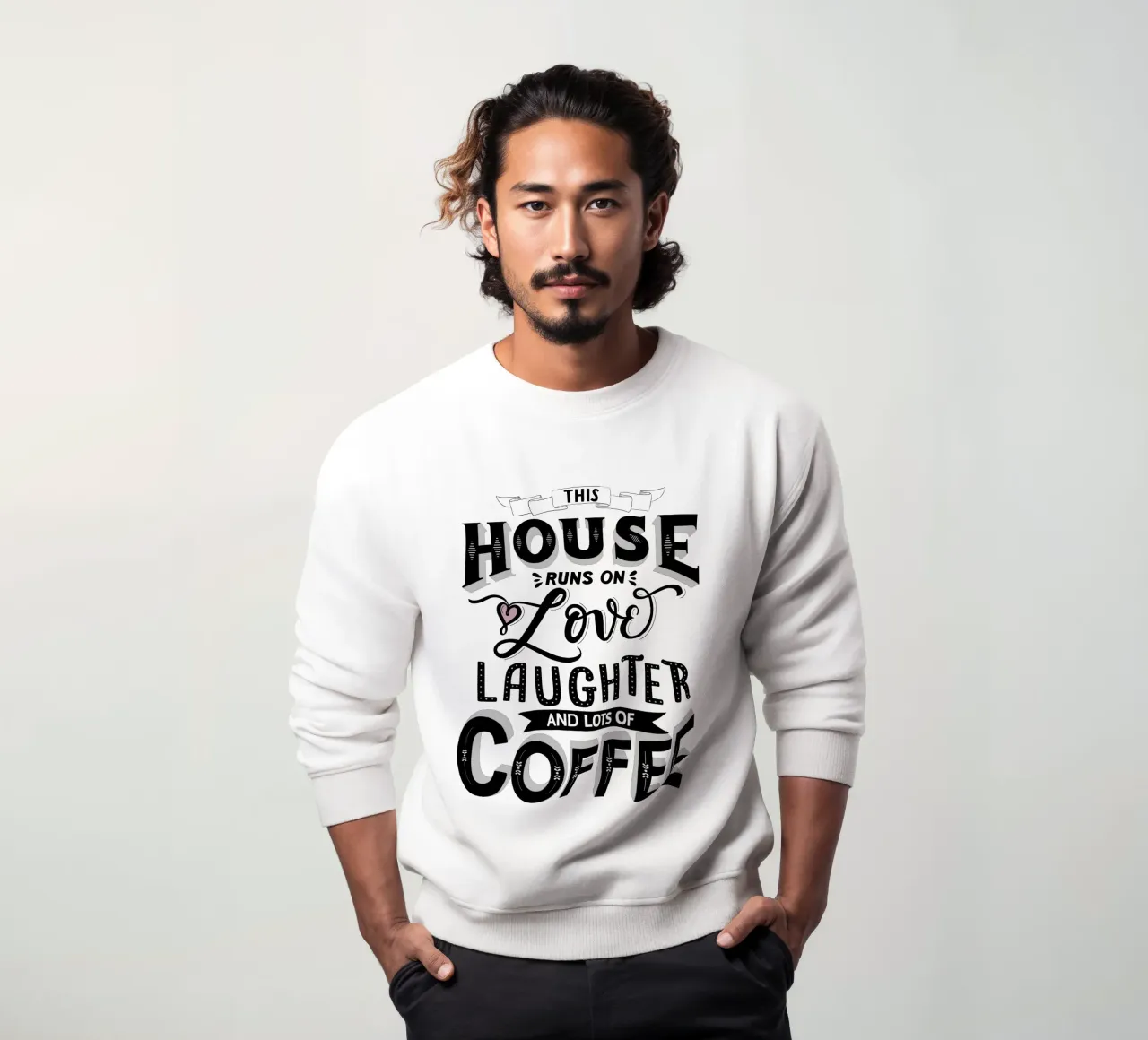 Kreide Lettering: Questa casa funziona con l'amore, le risate e il caffè felpa da CalliLetters