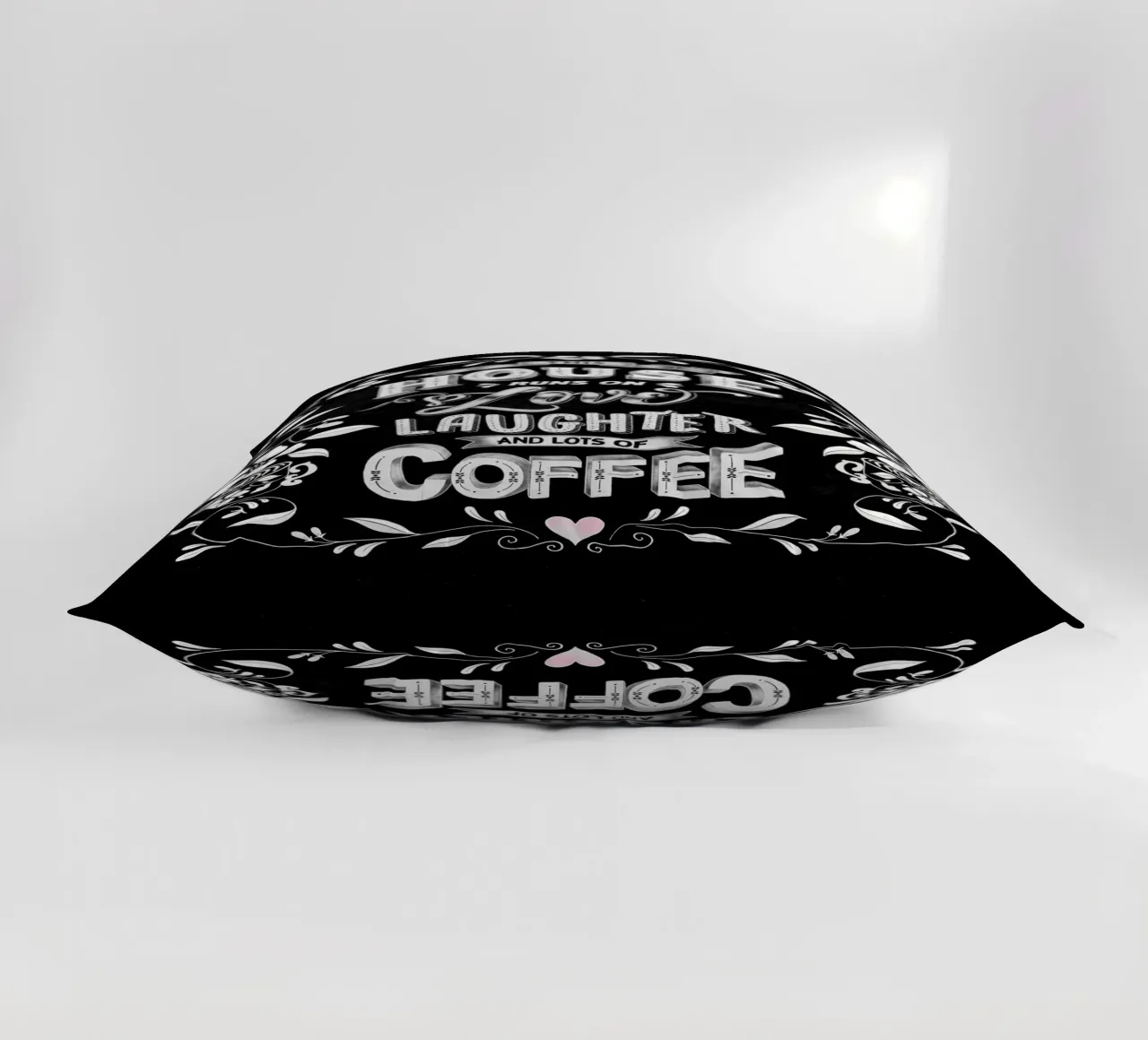 Kreide Lettering: Questa casa funziona con l'amore, le risate e il caffè cuscino da CalliLetters