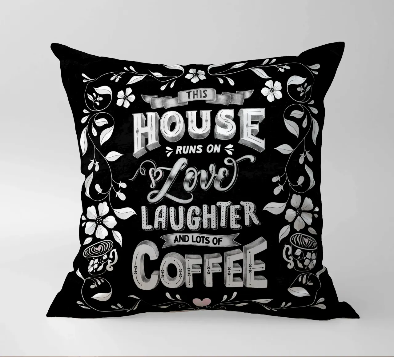 Kreide Lettering: Questa casa funziona con l'amore, le risate e il caffè cuscino da CalliLetters
