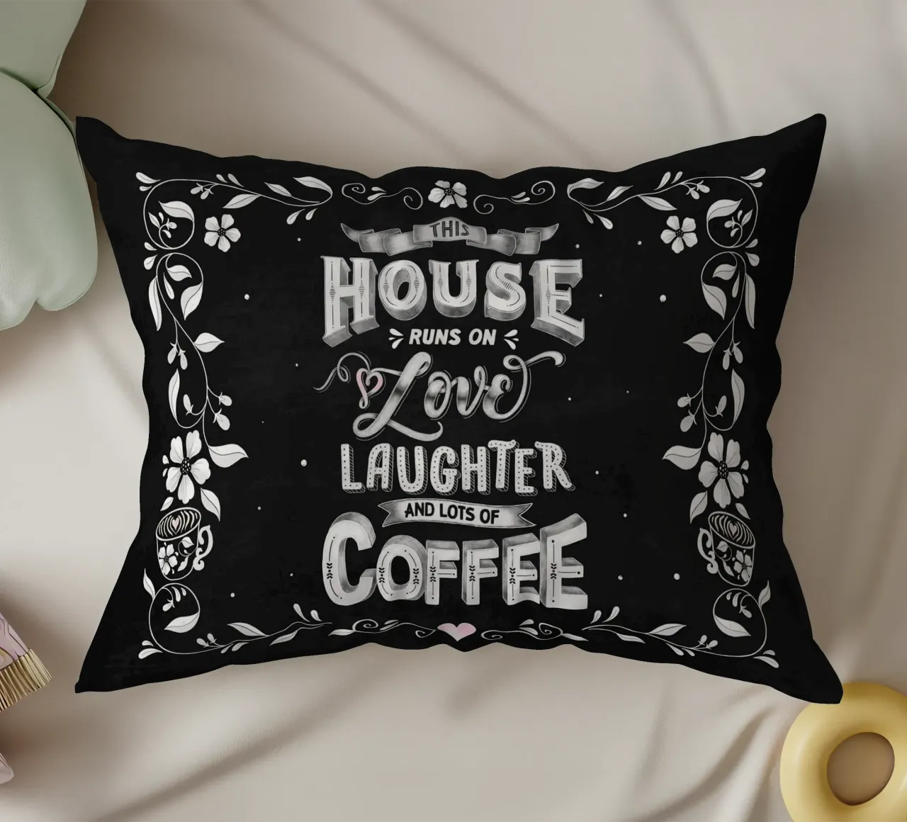 Kreide Lettering: Questa casa funziona con l'amore, le risate e il caffè cuscino da CalliLetters