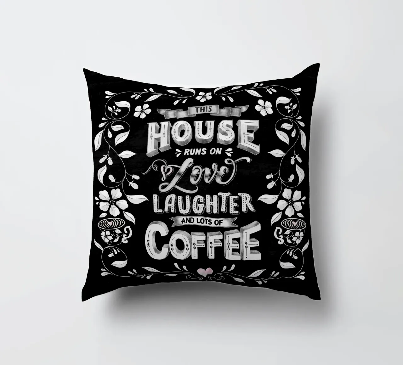 Kreide Lettering: Questa casa funziona con l'amore, le risate e il caffè cuscino da CalliLetters