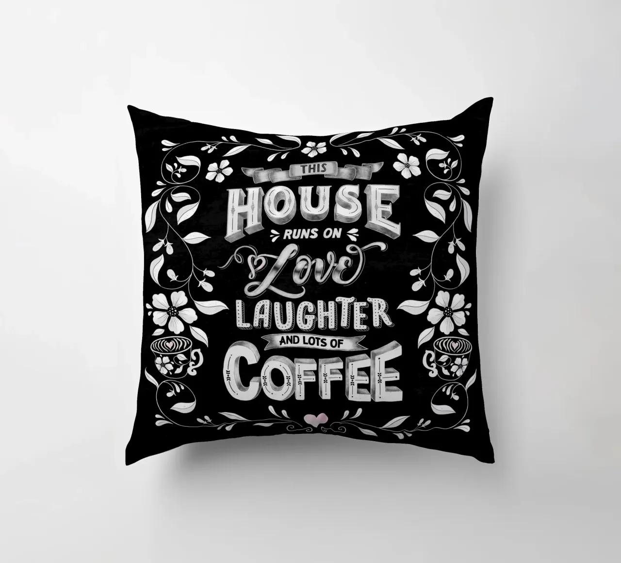 Kreide Lettering: Questa casa funziona con l'amore, le risate e il caffè cuscino da CalliLetters