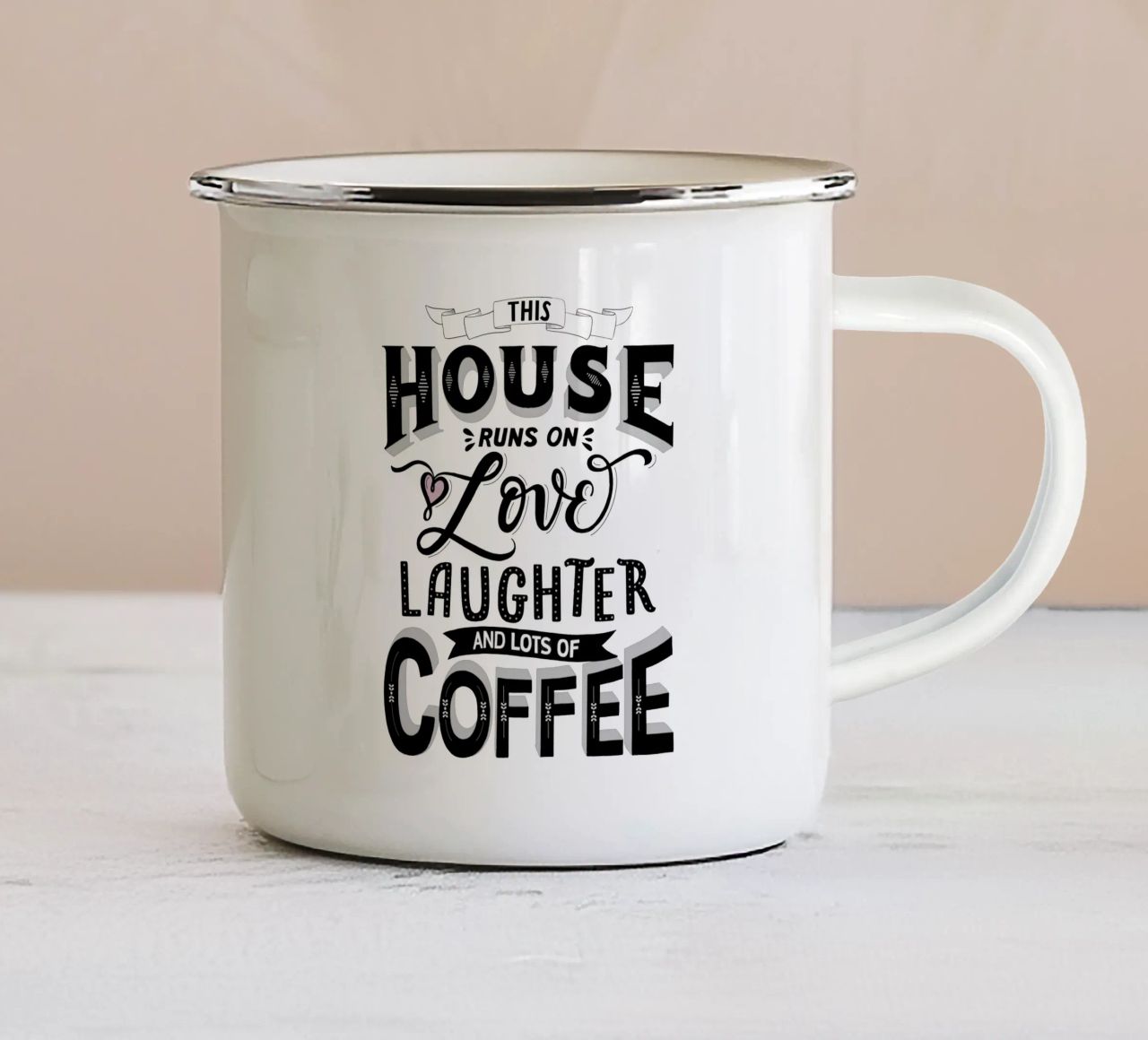 Kreide Beschriftung: Dieses Haus lebt von Liebe, Lachen und Kaffee Emaille Tasse von CalliLetters