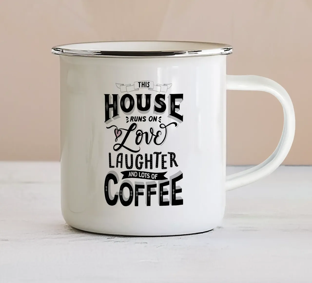 Kreide Lettering: Questa casa funziona con l'amore, le risate e il caffè tazza in smalto da CalliLetters