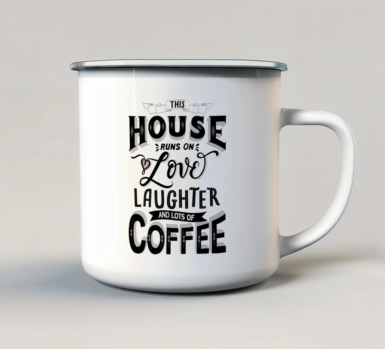 Kreide Beschriftung: Dieses Haus lebt von Liebe, Lachen und Kaffee Emaille Tasse von CalliLetters