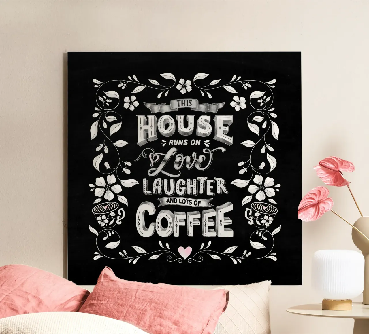Kreide Lettering: Questa casa funziona con l'amore, le risate e il caffè alluminio dibond da CalliLetters