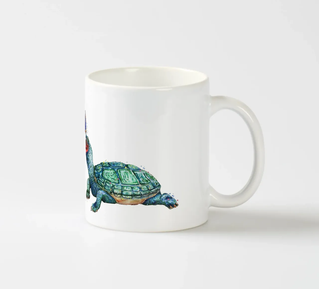 Tartaruga che gioca con una farfalla tazza in ceramica da Illustration Raissa Oltmanns