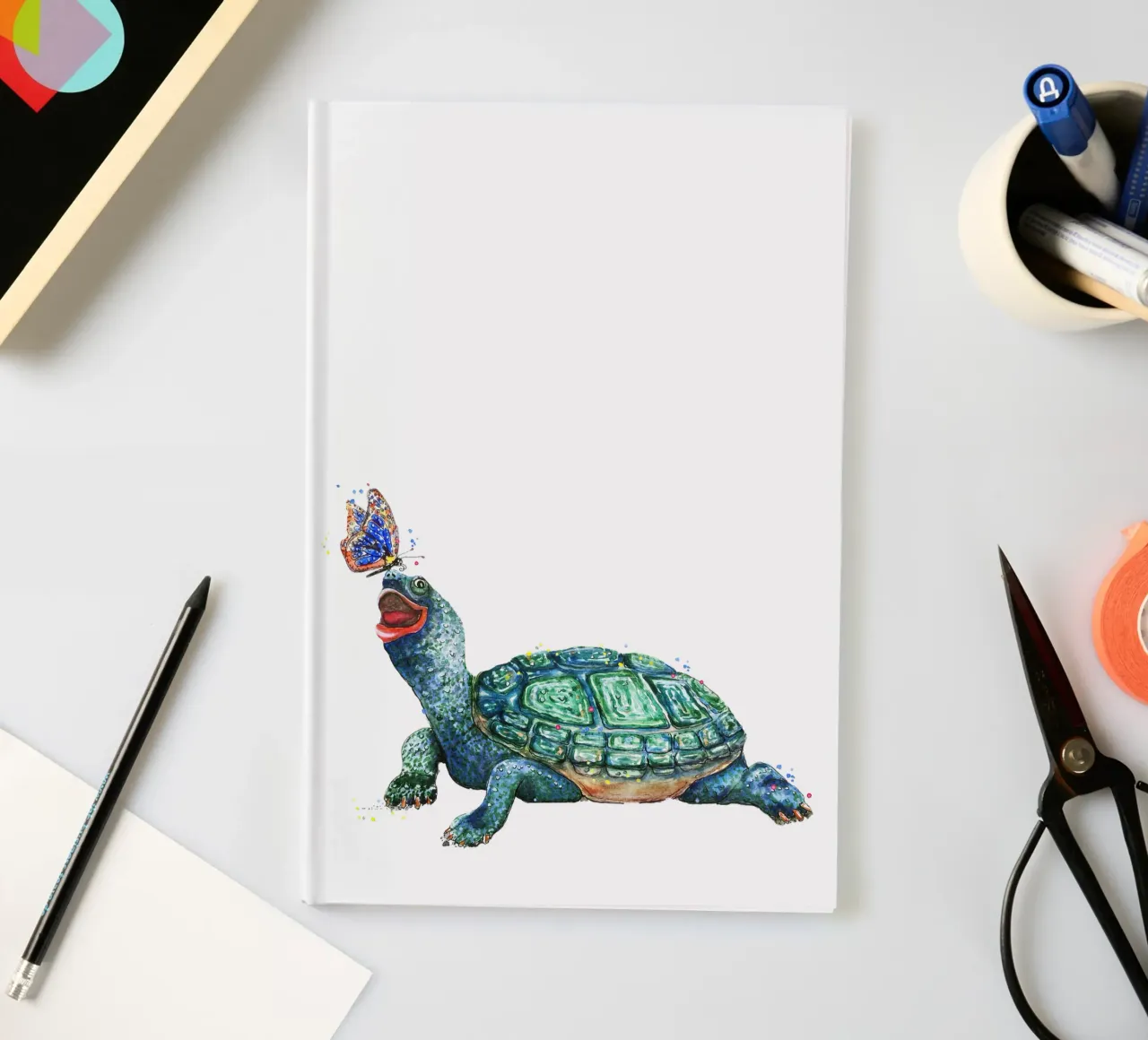 Tortue jouant avec un papillon carnet de notes de Illustration Raissa Oltmanns