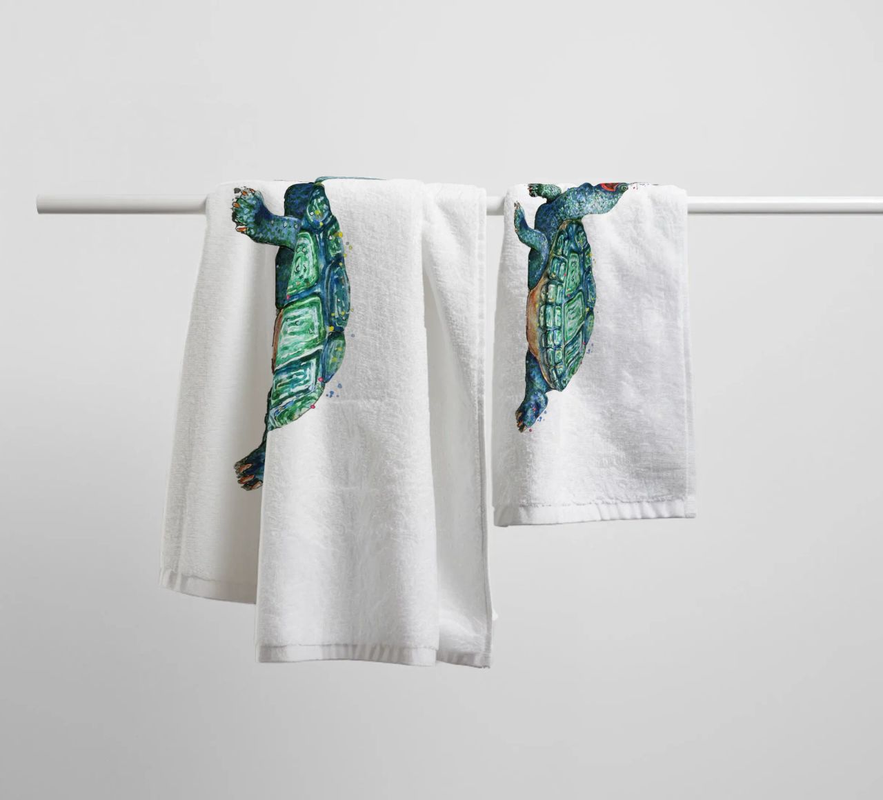 Turtle playing with a Butterfly towel by Illustration Raissa Oltmanns