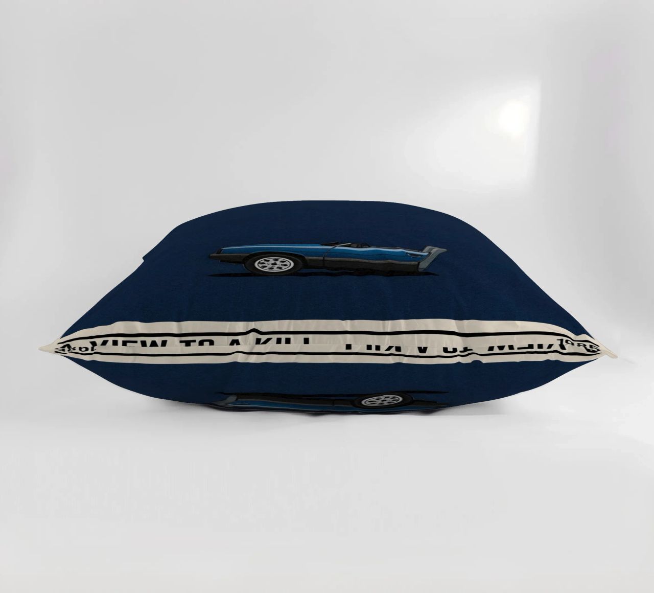 A View to a Kill car cuscino da TheArtstudio