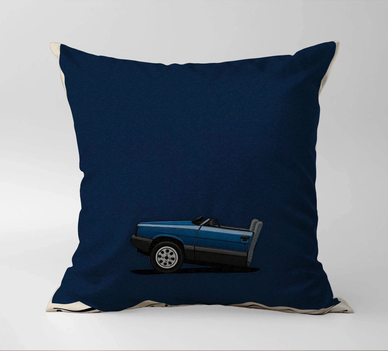 A View to a Kill car cuscino da TheArtstudio