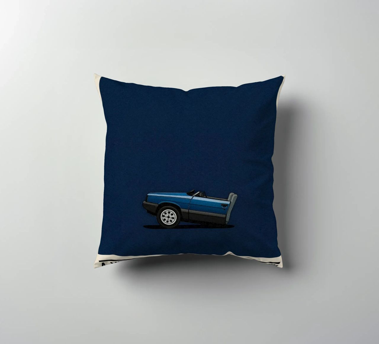 A View to a Kill car cuscino da TheArtstudio