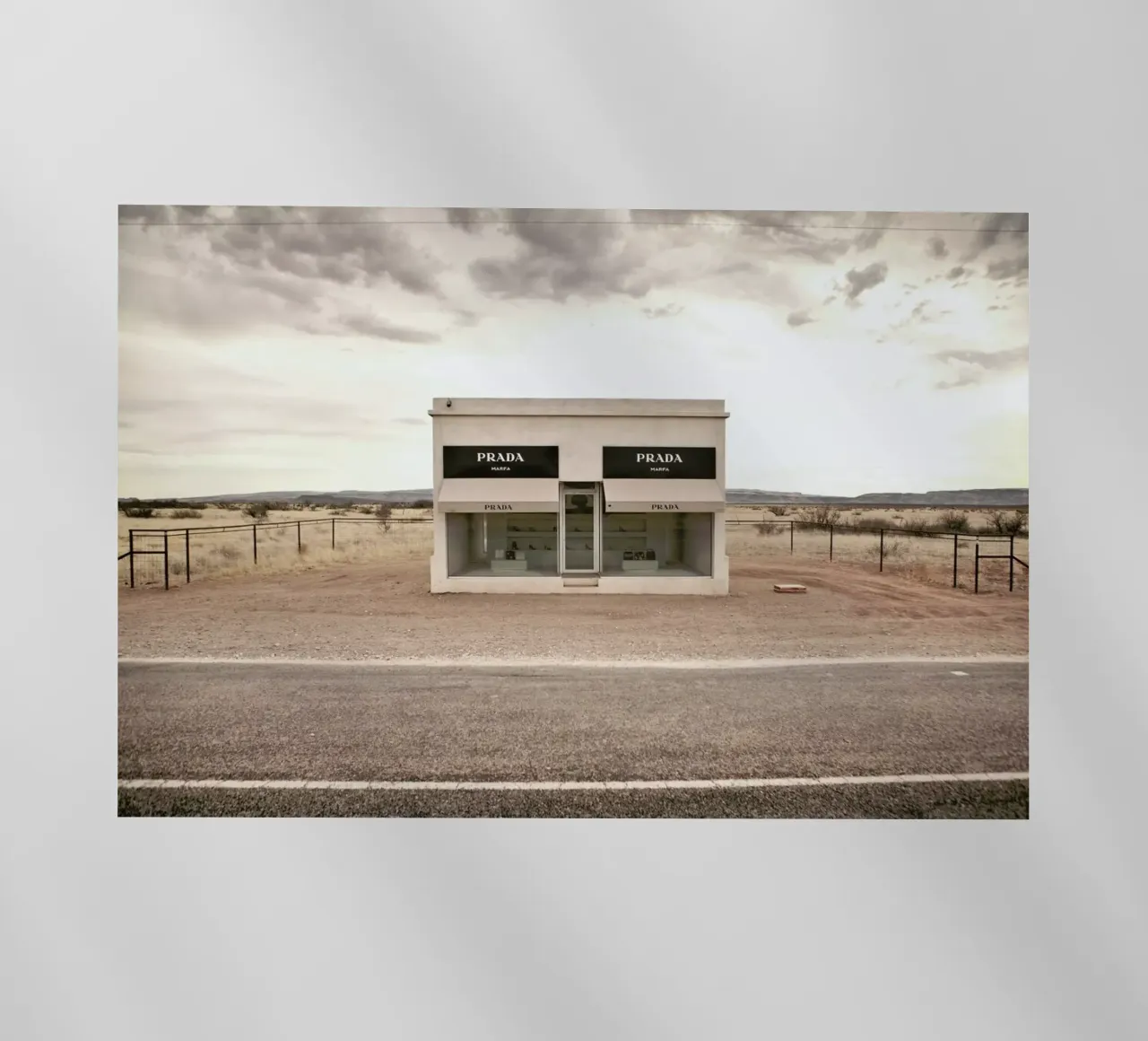 Prada Marfa pellicola backlit da Marc Gruninger