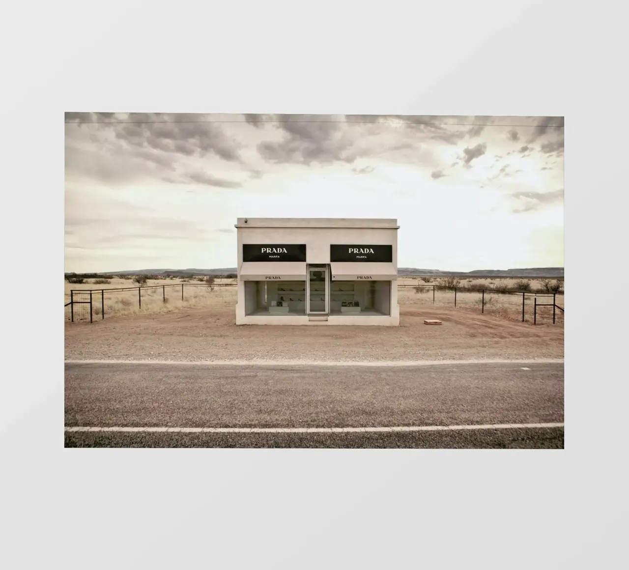 Prada Marfa pellicola backlit da Marc Gruninger