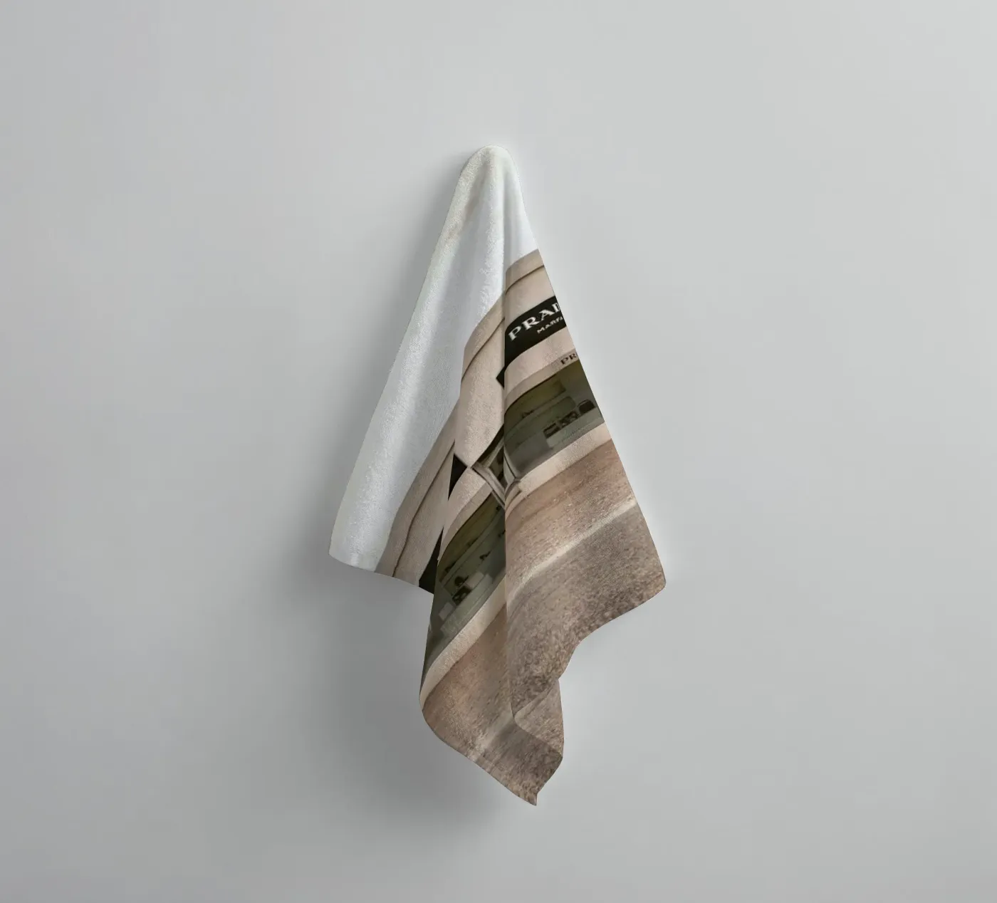 Prada Marfa badhanddoek van Marc Gruninger