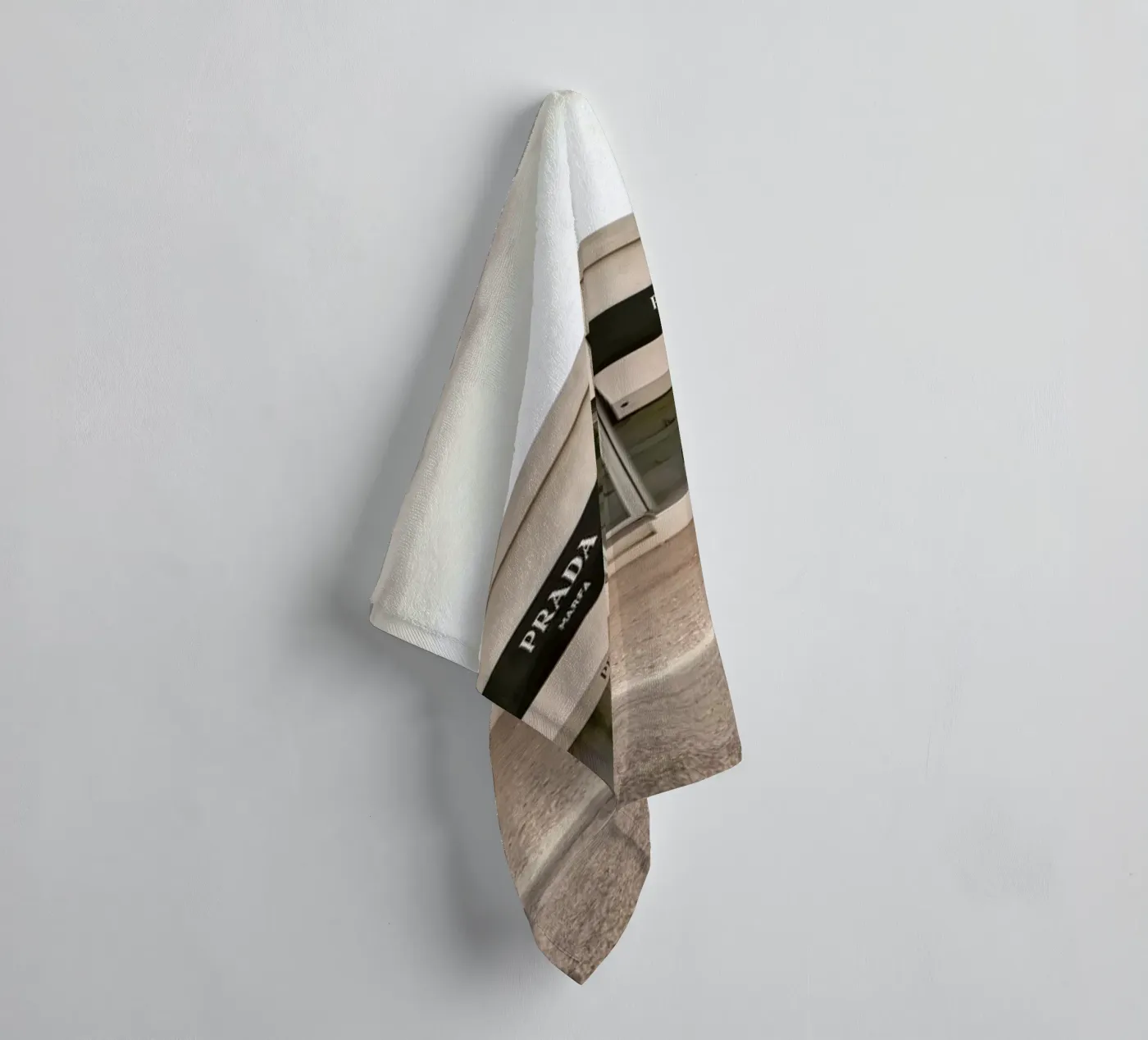 Prada Marfa badhanddoek van Marc Gruninger