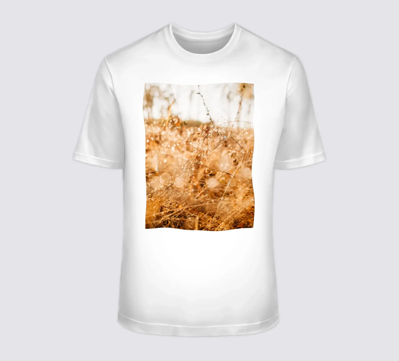 Gocce d'acqua sull'erba nella foresta - rugiada nella luce del mattino t-shirt da Bold and Retro