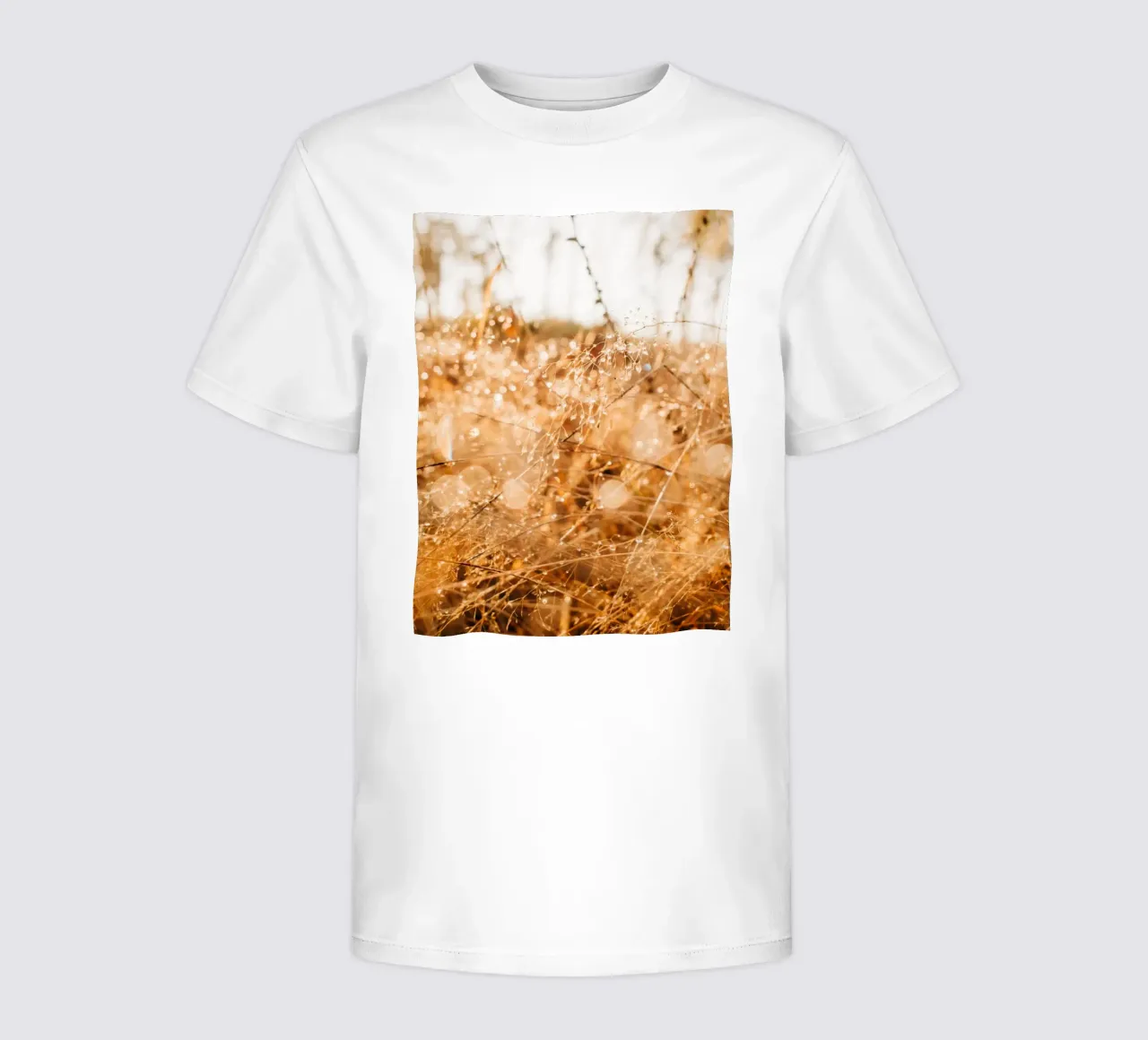 Wassertropfen auf Gräsern im Wald - Tau im Morgenlicht Kinder T-Shirt von Bold and Retro