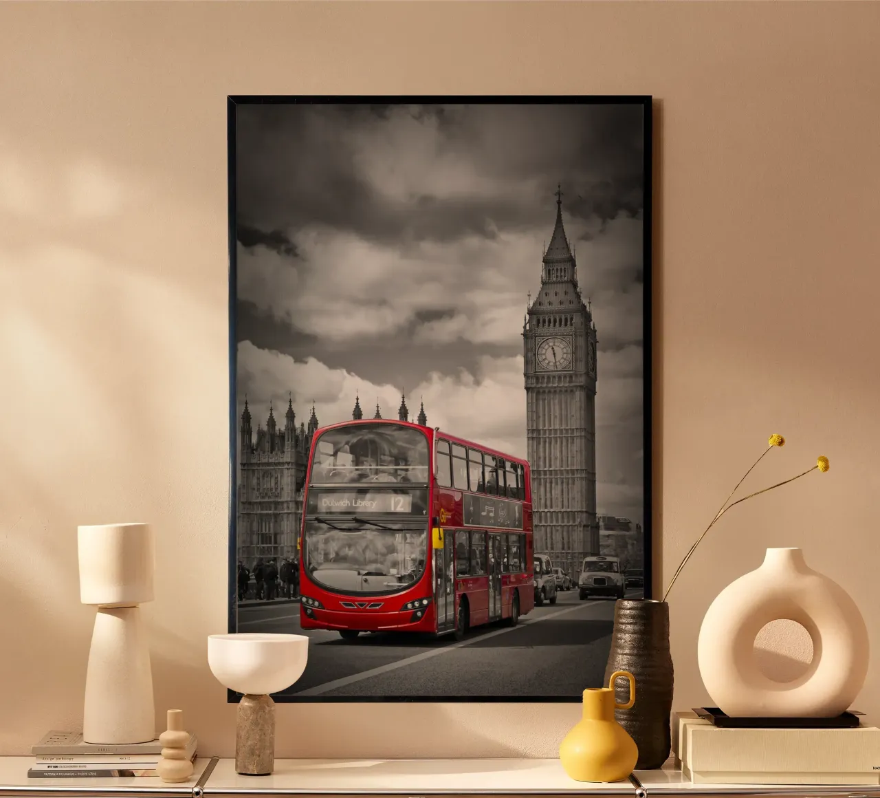 LONDRA Palazzo del Parlamento e autobus rosso poster con telaio in plastica da Melanie Viola