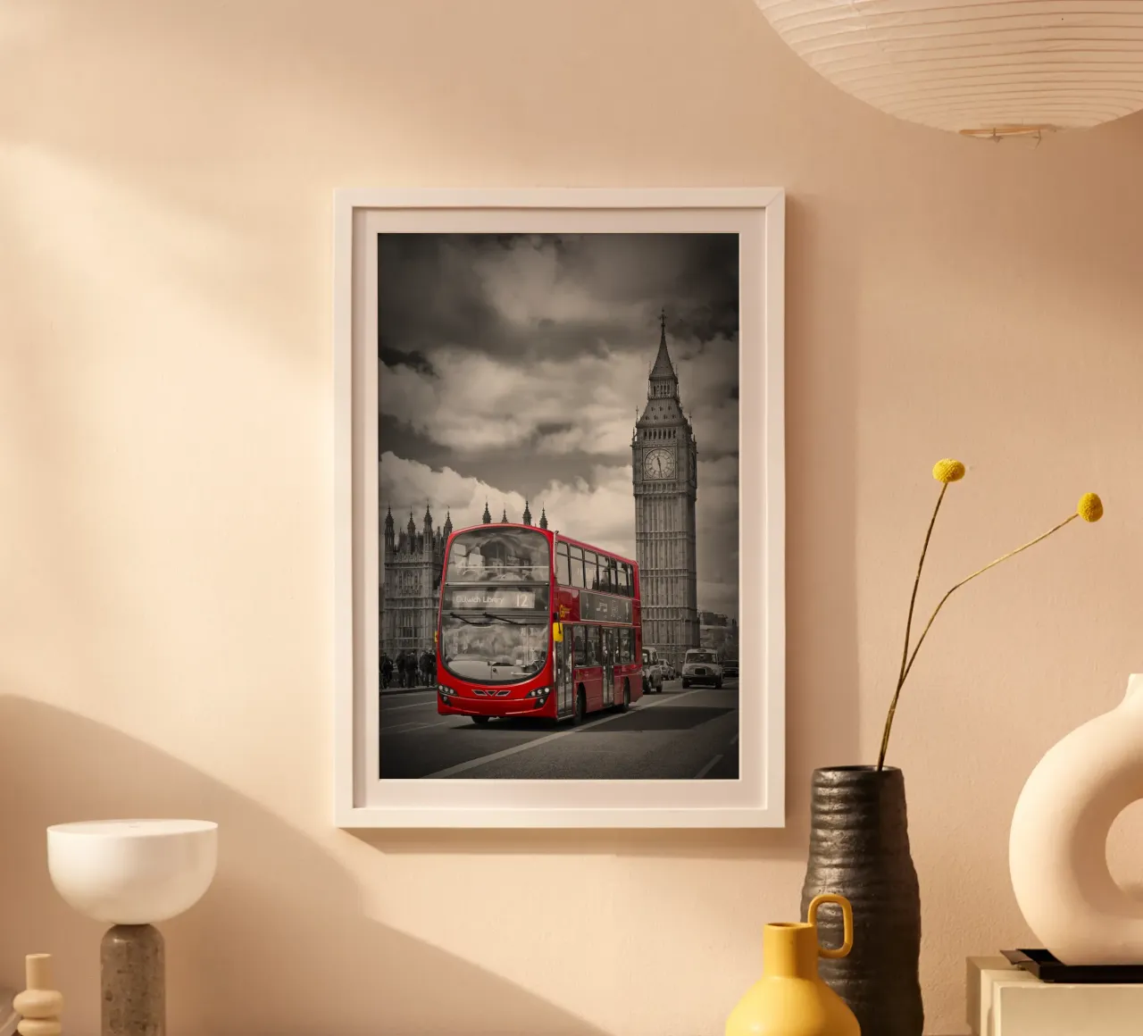 LONDRA Palazzo del Parlamento e autobus rosso poster con telaio in plastica da Melanie Viola