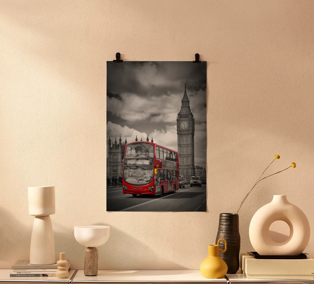 LONDRA Palazzo del Parlamento e autobus rosso poster con telaio in plastica da Melanie Viola
