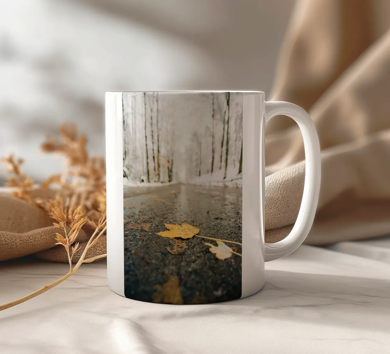 Foglie d'autunno su una strada invernale - Svizzera Sassone tazza in ceramica da Bold and Retro
