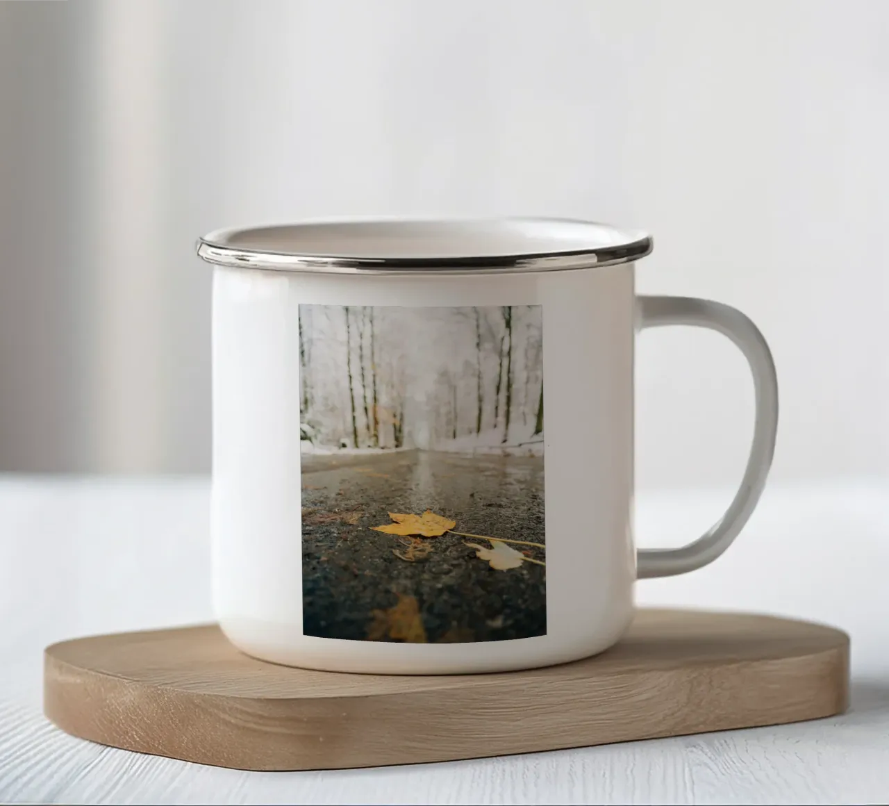 Foglie d'autunno su una strada invernale - Svizzera Sassone tazza in smalto da Bold and Retro