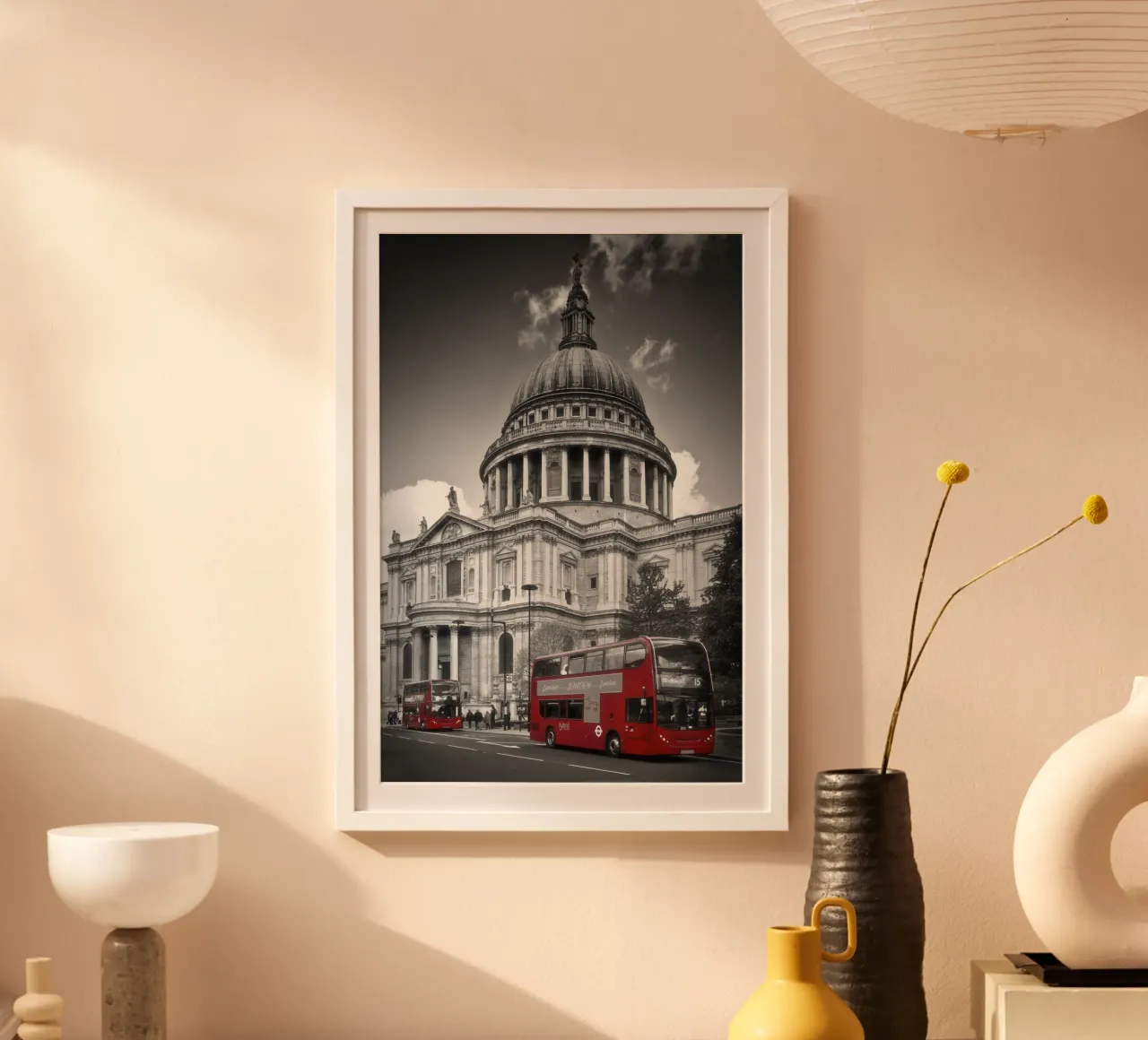 LONDRA Cattedrale di St. Paul e autobus rosso poster con telaio in legno da Melanie Viola