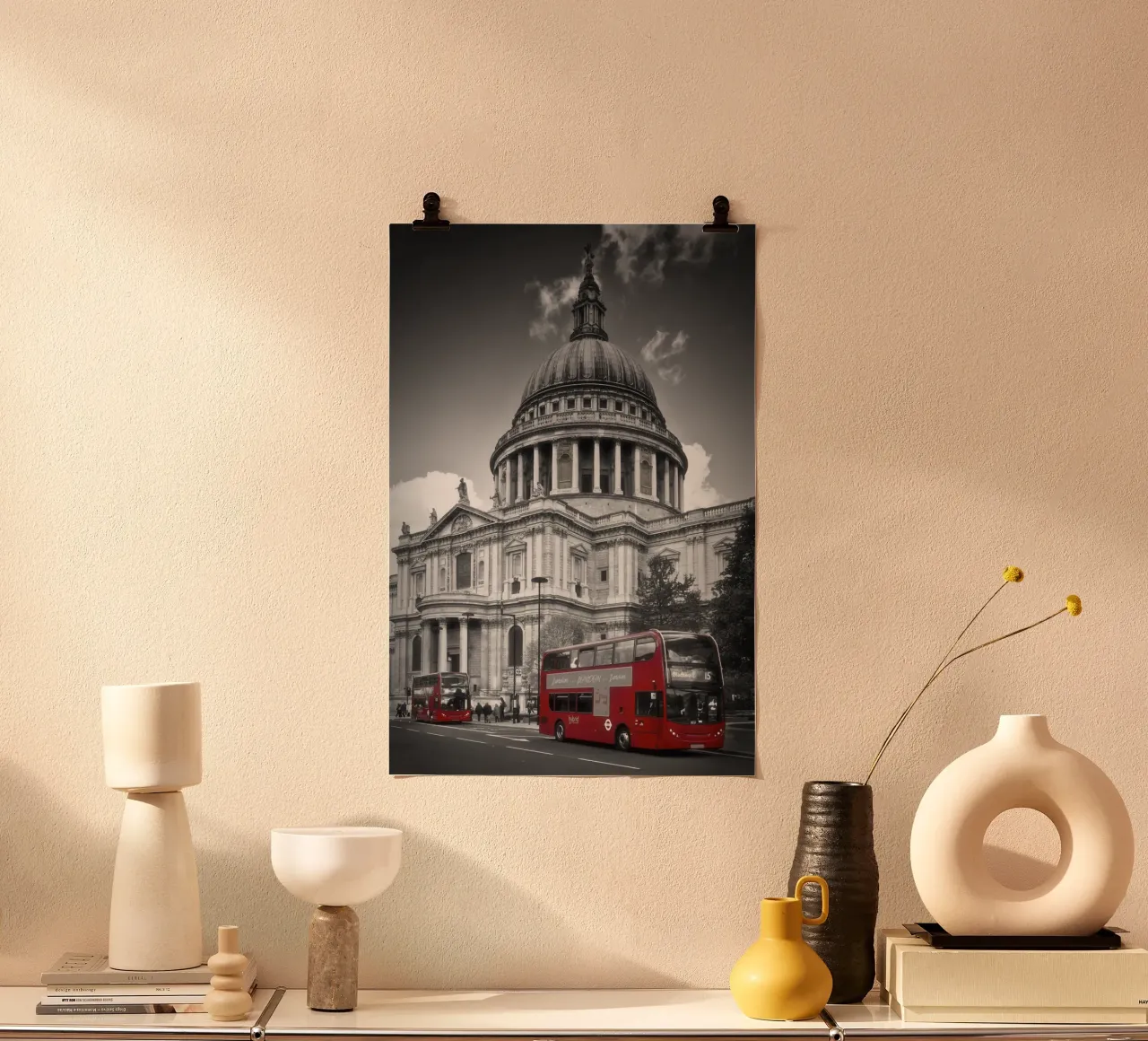 LONDRA Cattedrale di St. Paul e autobus rosso poster con telaio in legno da Melanie Viola