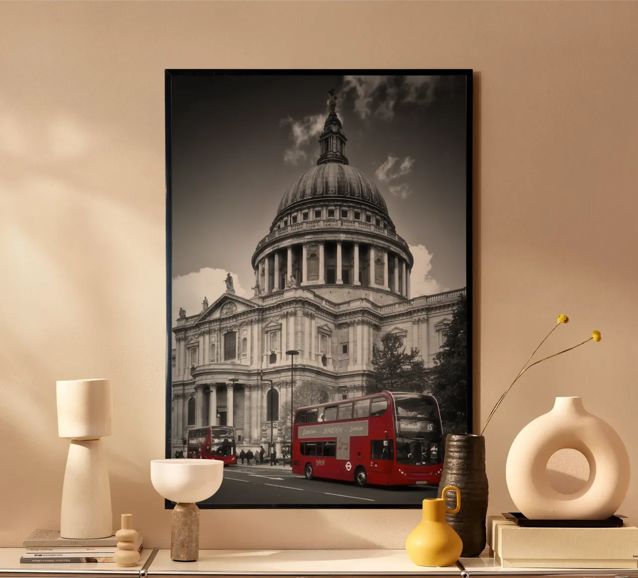 LONDRA Cattedrale di St. Paul e autobus rosso poster con telaio in legno da Melanie Viola